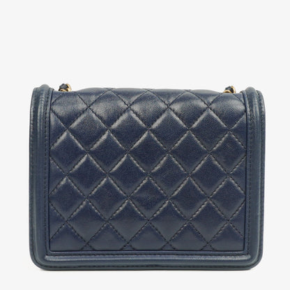 CHANEL Boy Brick Flap Bag aus marineblauem gestepptem Lammleder mit Nieten