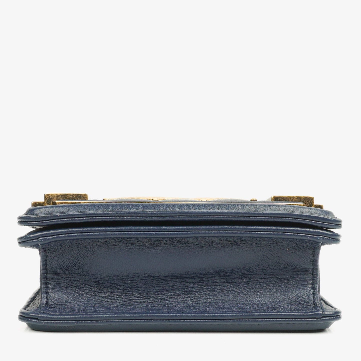CHANEL Boy Brick Flap Bag aus marineblauem gestepptem Lammleder mit Nieten