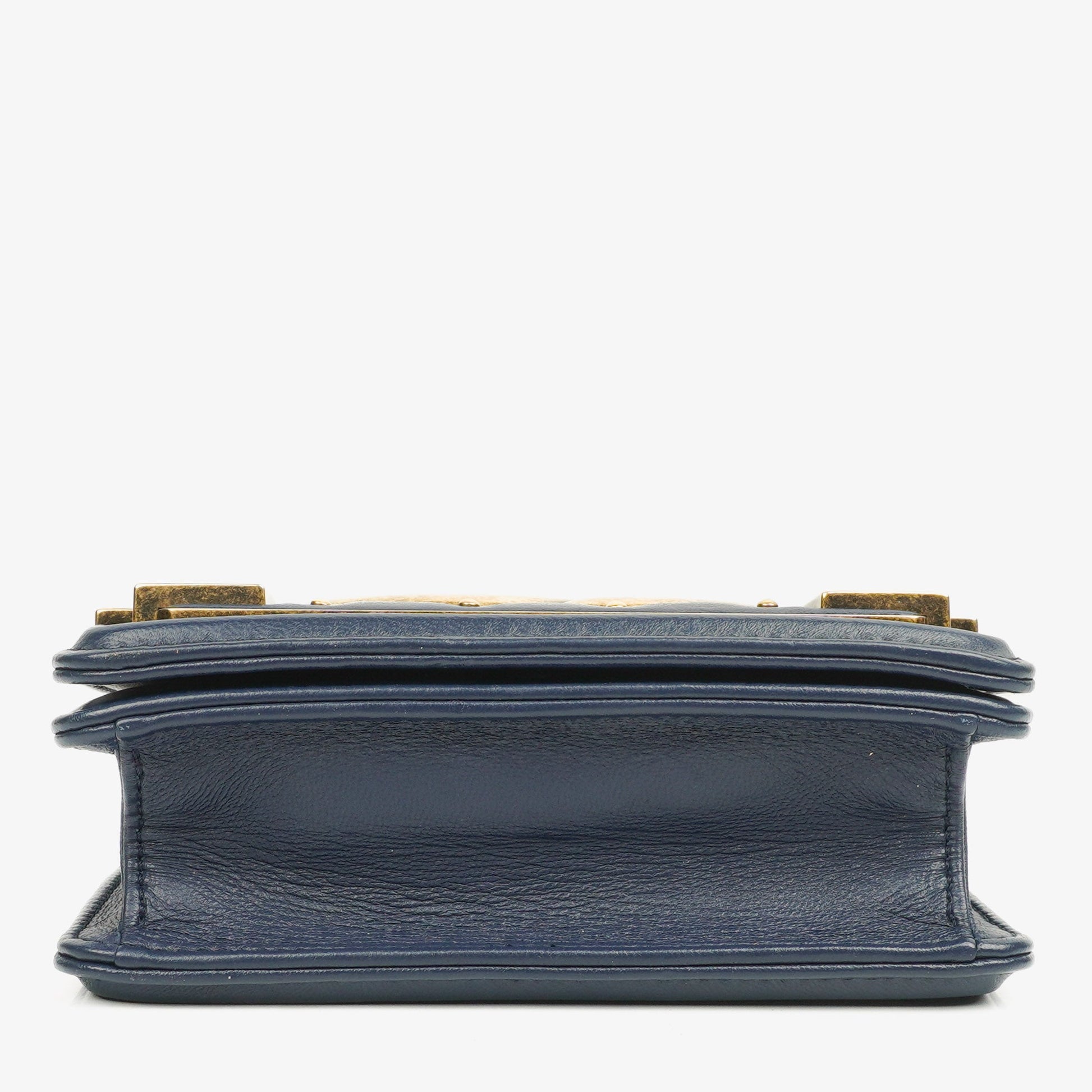 CHANEL Boy Brick Flap Bag aus marineblauem gestepptem Lammleder mit Nieten