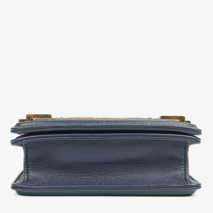 CHANEL Boy Brick Flap Bag aus marineblauem gestepptem Lammleder mit Nieten
