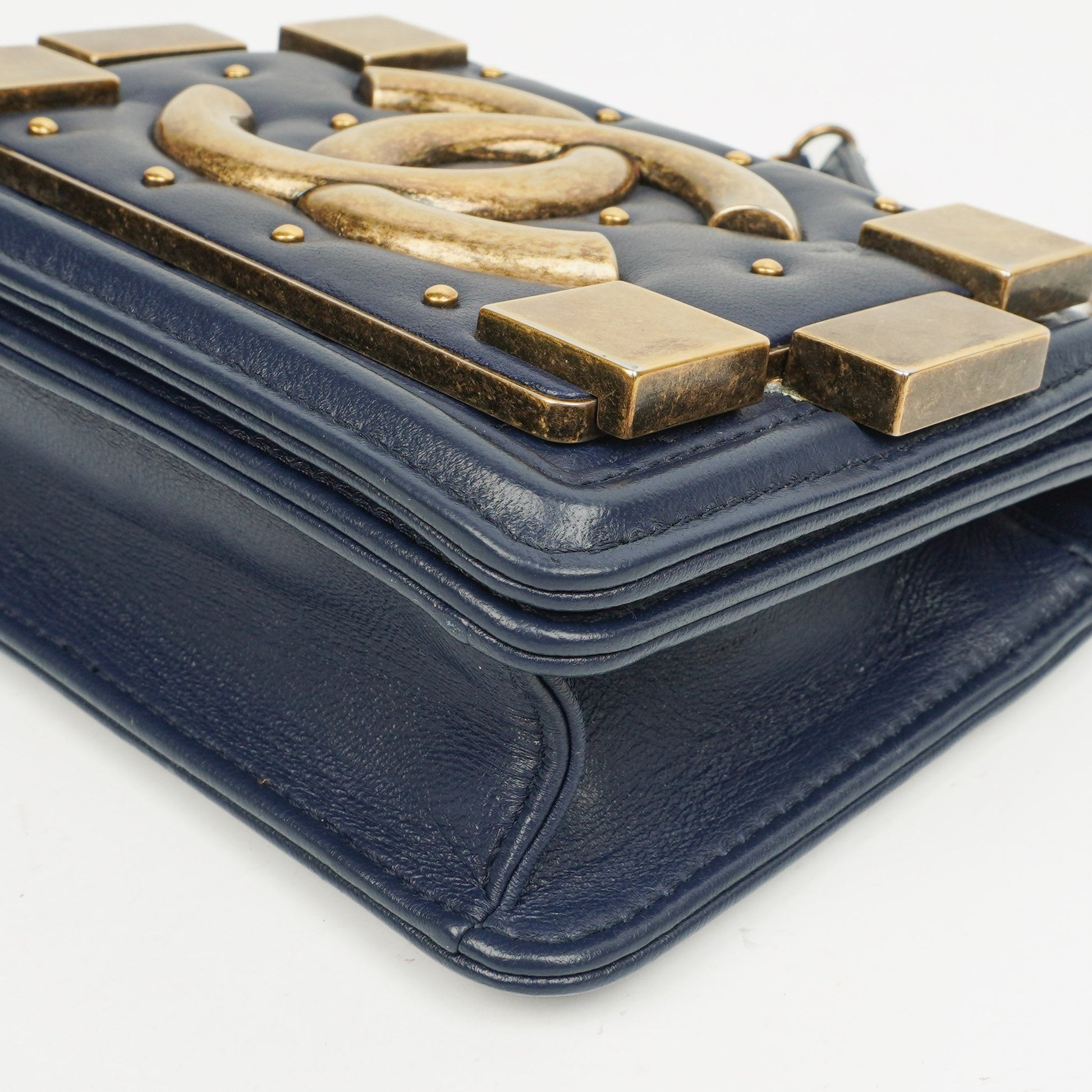 CHANEL Boy Brick Flap Bag aus marineblauem gestepptem Lammleder mit Nieten