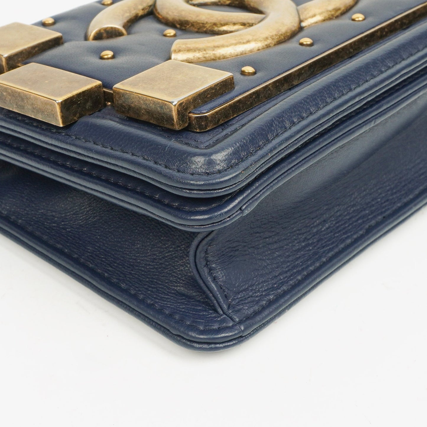 CHANEL Boy Brick Flap Bag aus marineblauem gestepptem Lammleder mit Nieten