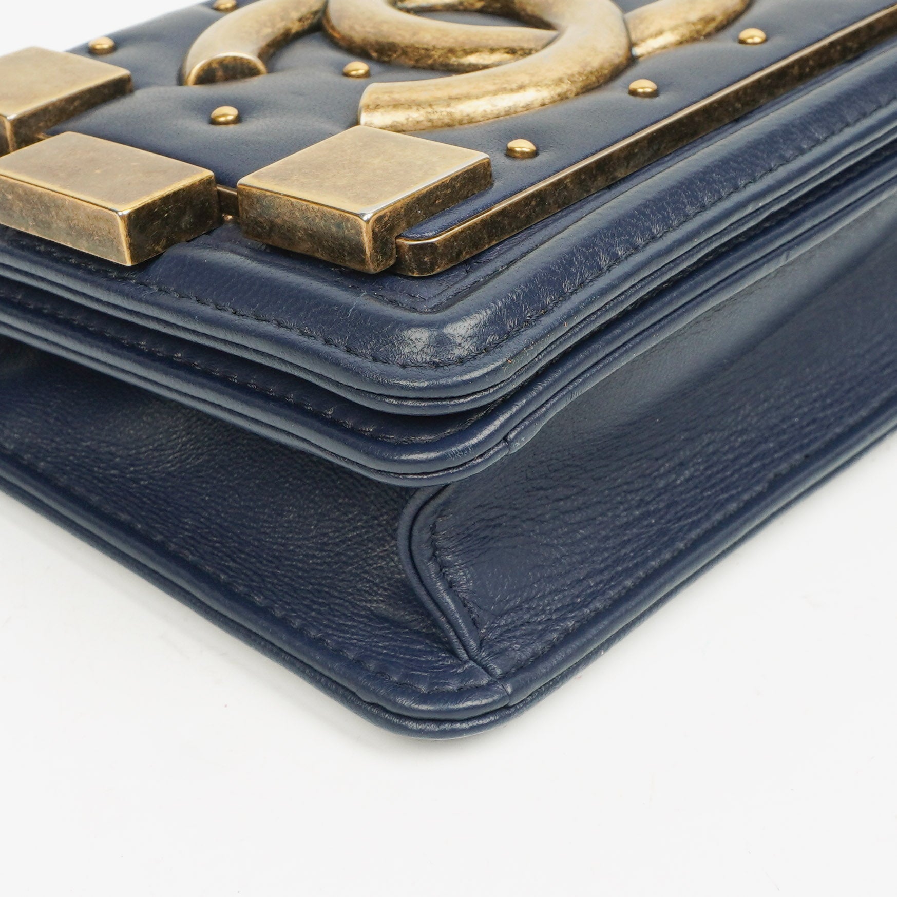 CHANEL Boy Brick Flap Bag aus marineblauem gestepptem Lammleder mit Nieten