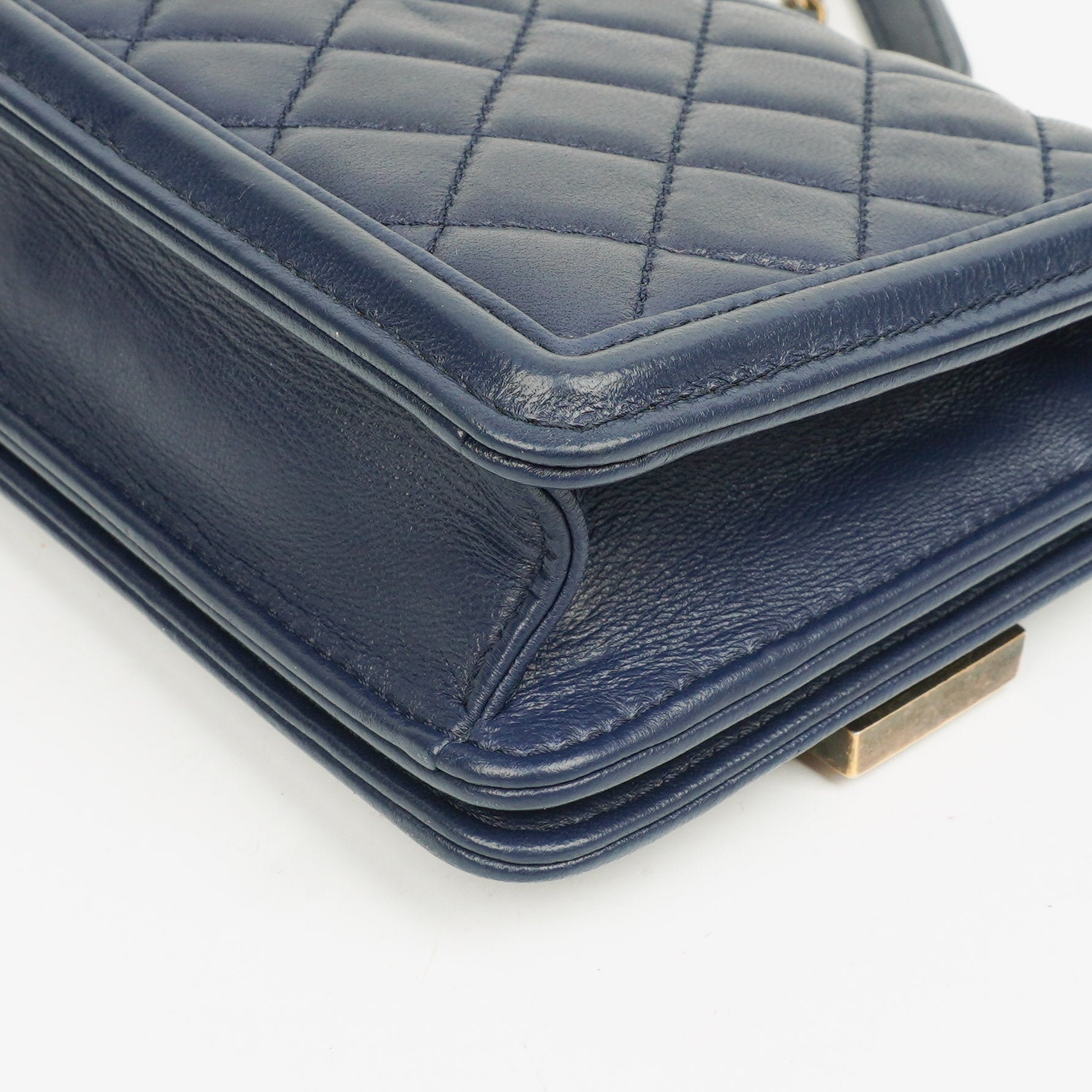 CHANEL Boy Brick Flap Bag aus marineblauem gestepptem Lammleder mit Nieten