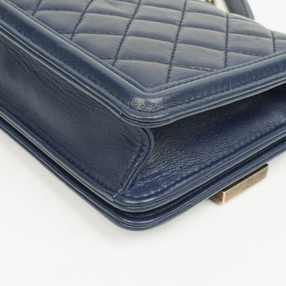 CHANEL Boy Brick Flap Bag aus marineblauem gestepptem Lammleder mit Nieten