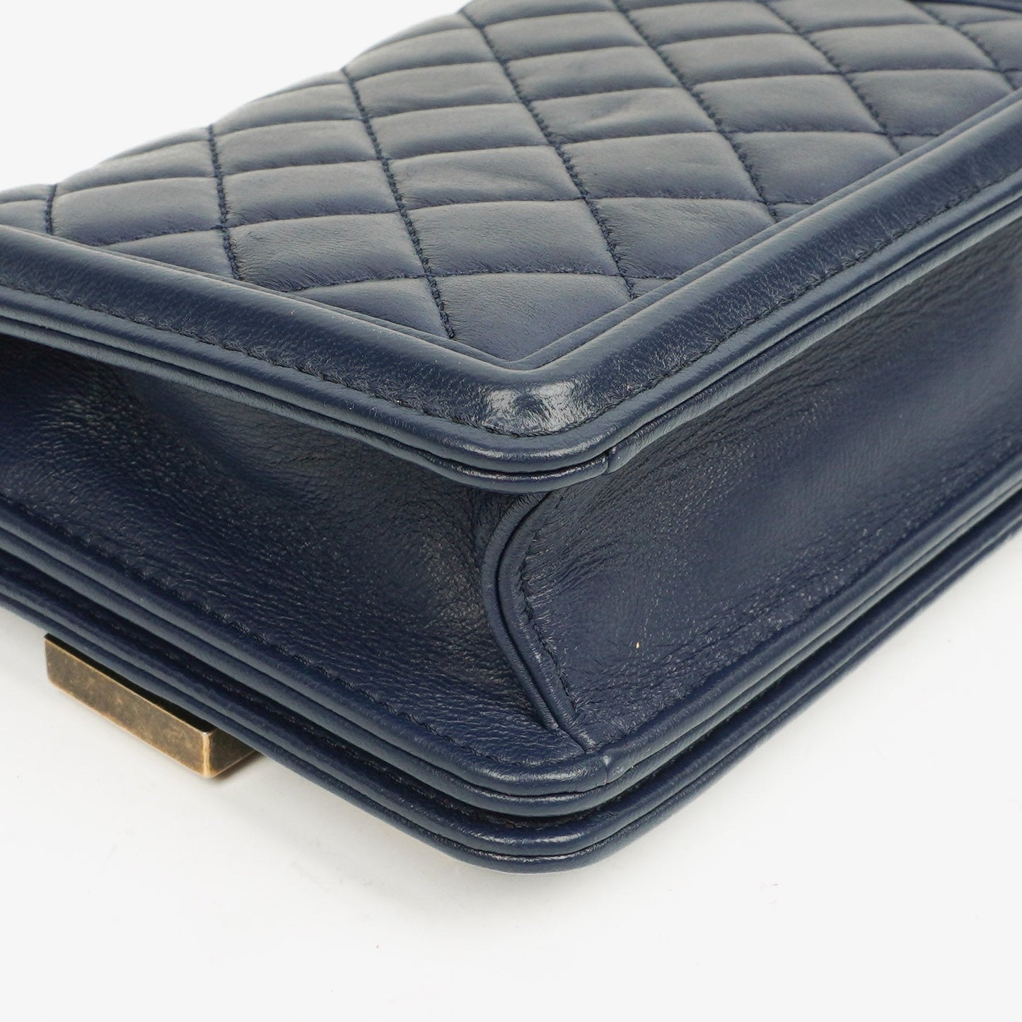 CHANEL Boy Brick Flap Bag aus marineblauem gestepptem Lammleder mit Nieten