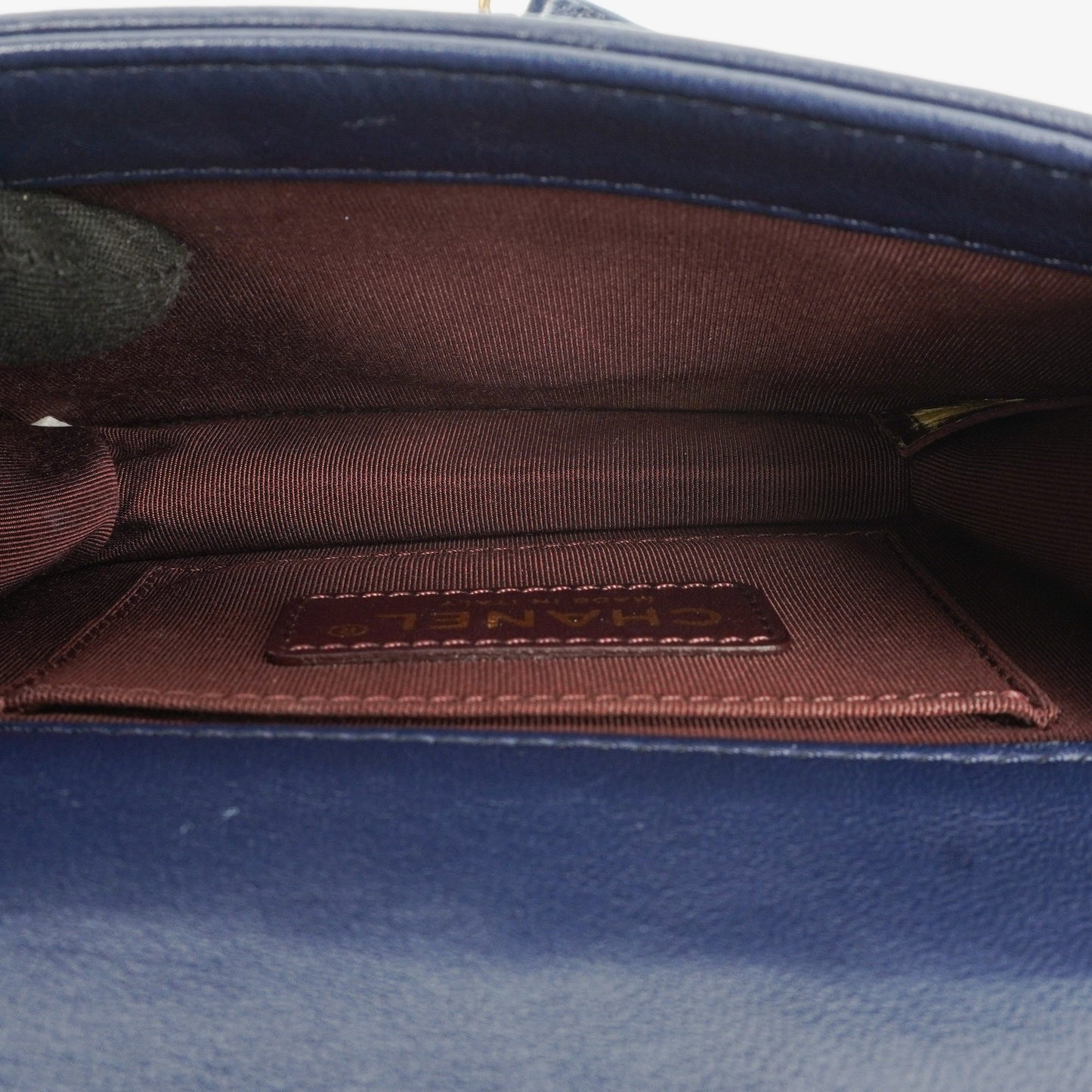 CHANEL Boy Brick Flap Bag aus marineblauem gestepptem Lammleder mit Nieten
