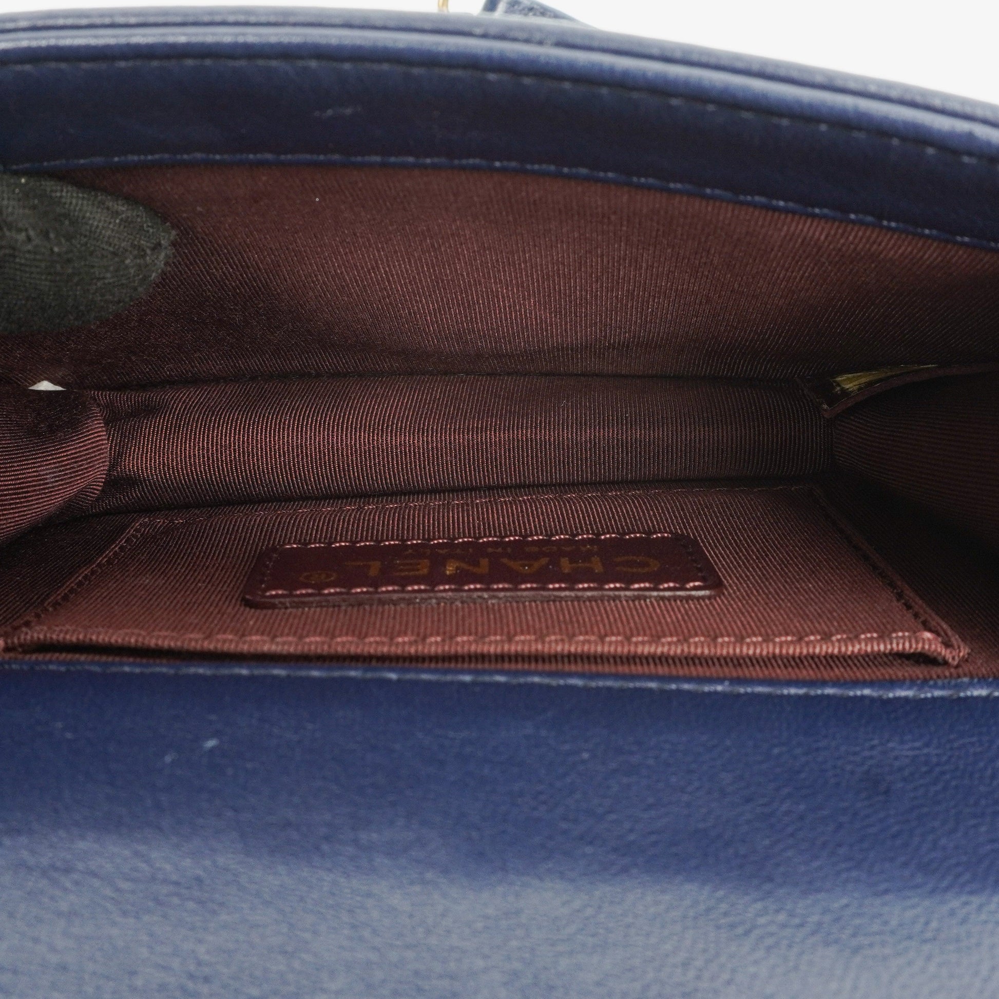 CHANEL Boy Brick Flap Bag aus marineblauem gestepptem Lammleder mit Nieten