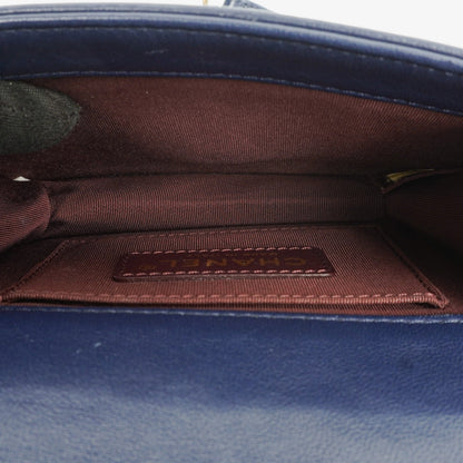CHANEL Boy Brick Flap Bag aus marineblauem gestepptem Lammleder mit Nieten