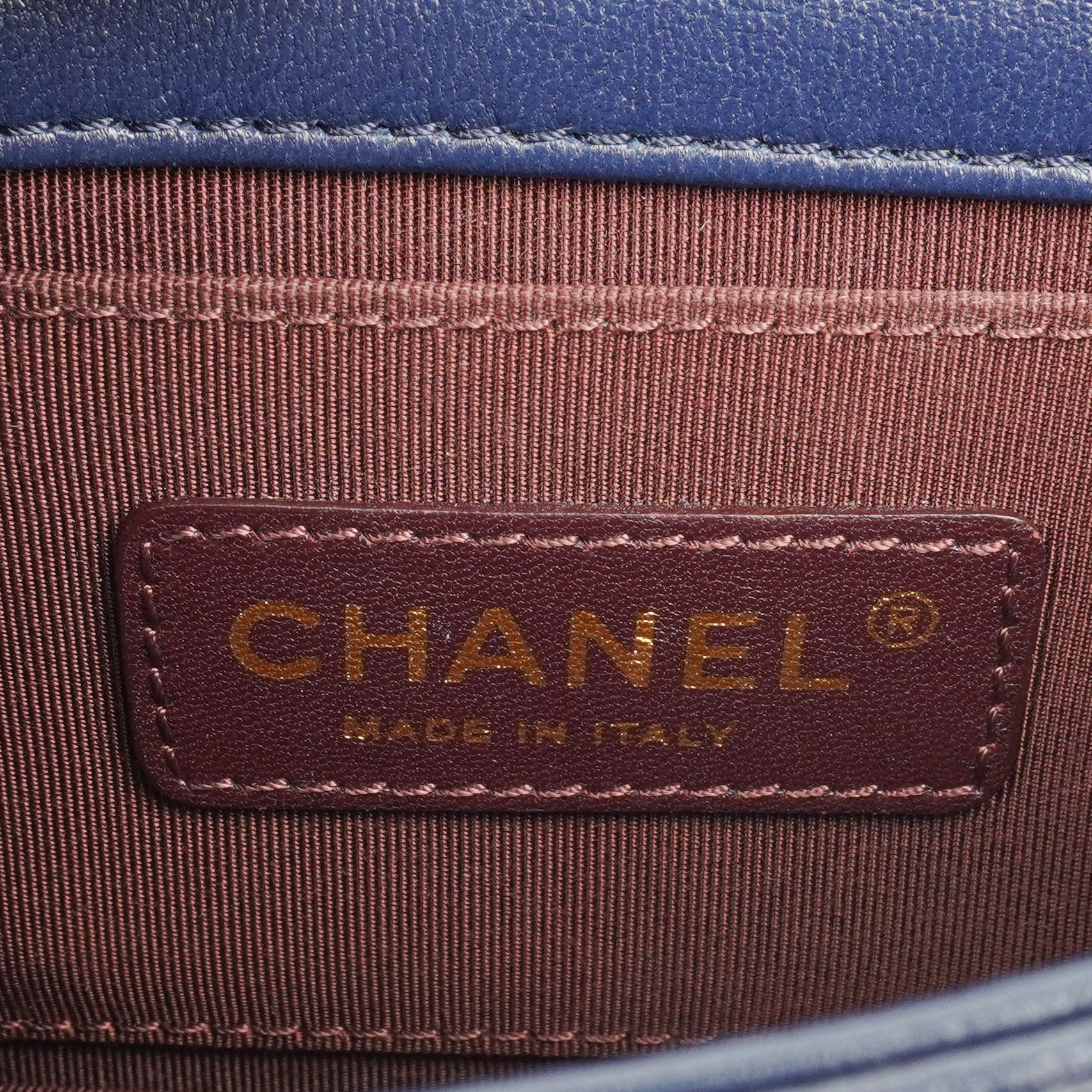 CHANEL Boy Brick Flap Bag aus marineblauem gestepptem Lammleder mit Nieten