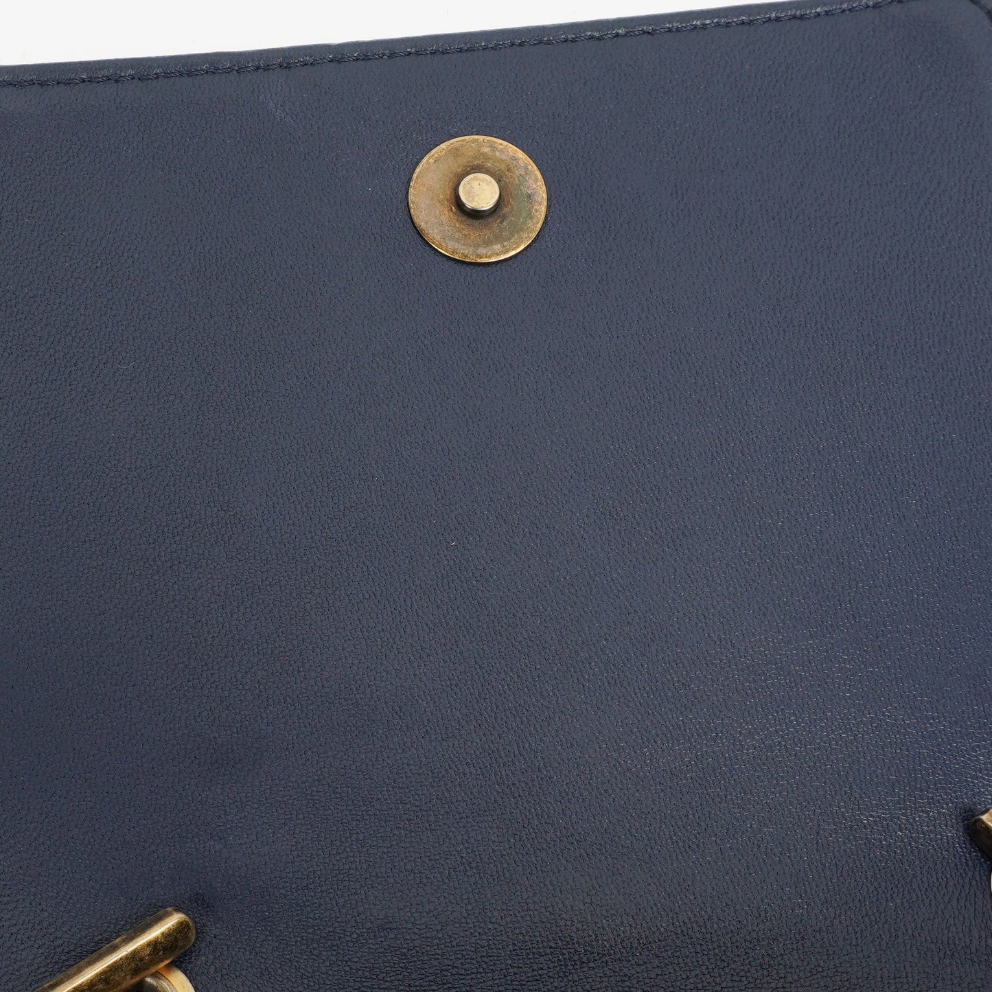 CHANEL Boy Brick Flap Bag aus marineblauem gestepptem Lammleder mit Nieten