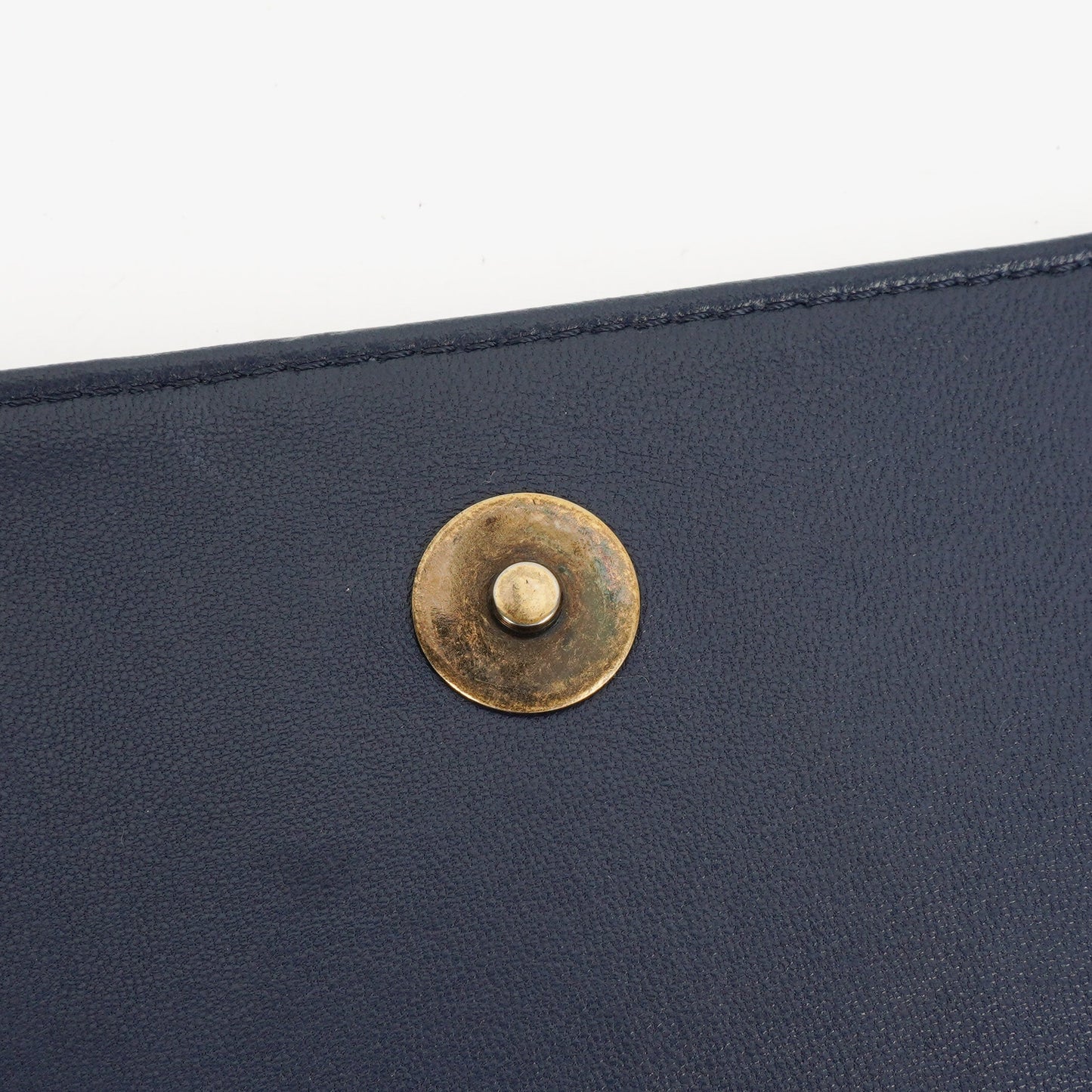 CHANEL Boy Brick Flap Bag aus marineblauem gestepptem Lammleder mit Nieten