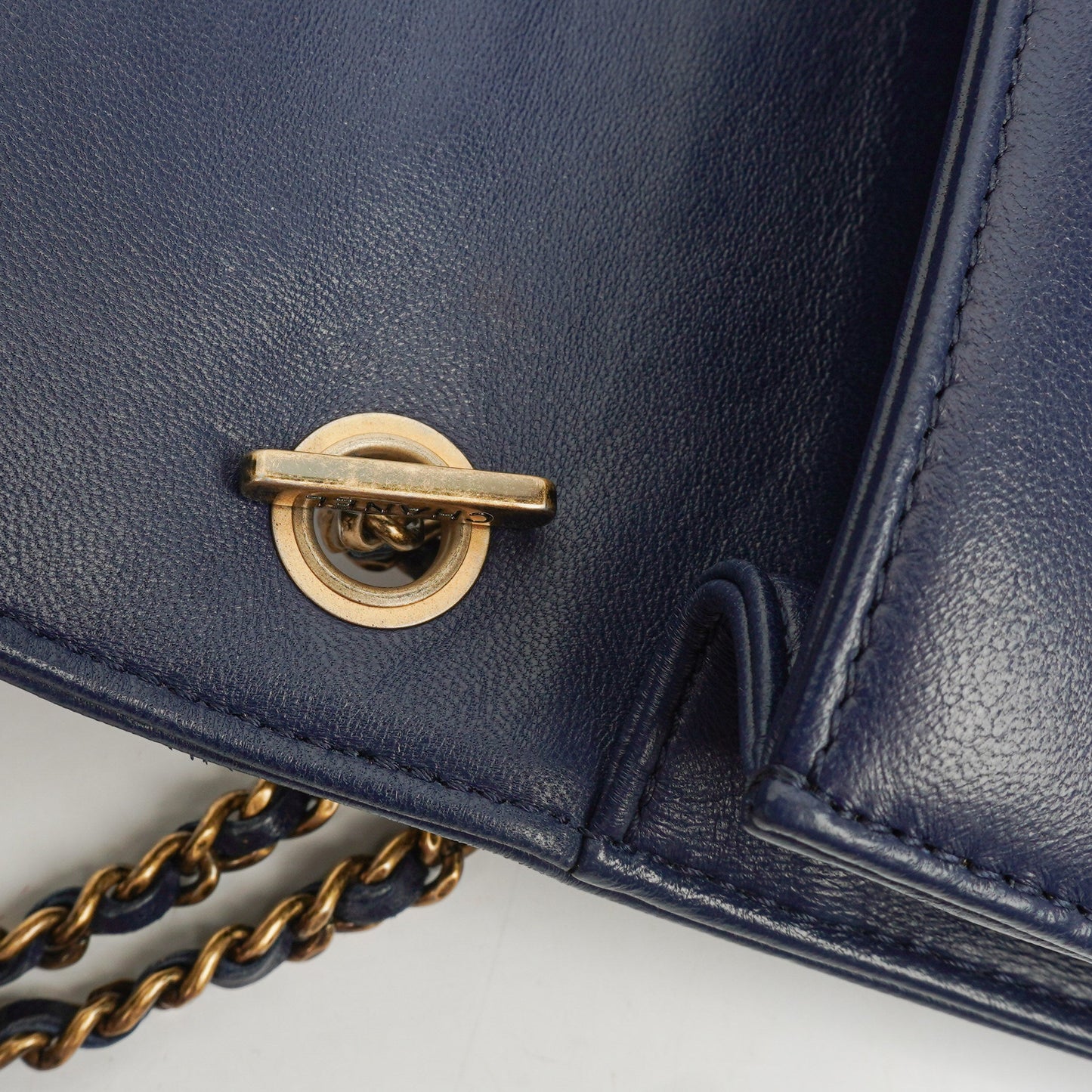 CHANEL Boy Brick Flap Bag aus marineblauem gestepptem Lammleder mit Nieten