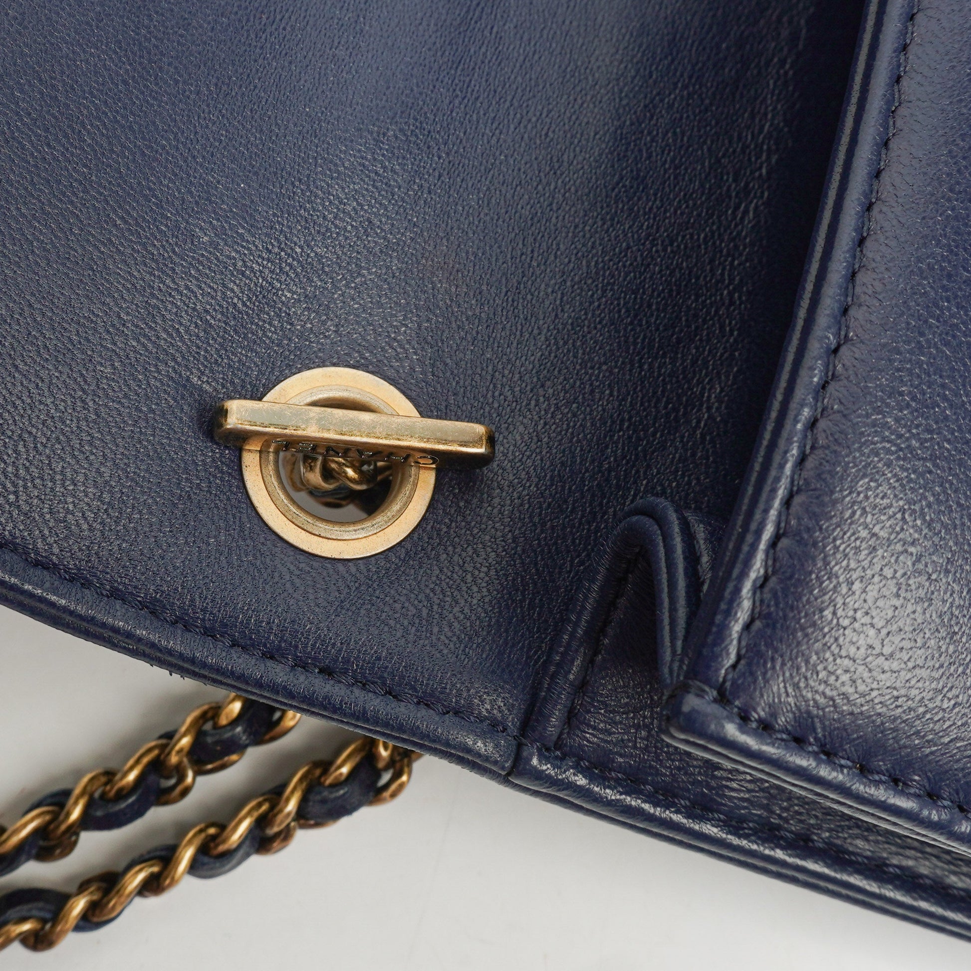 CHANEL Boy Brick Flap Bag aus marineblauem gestepptem Lammleder mit Nieten