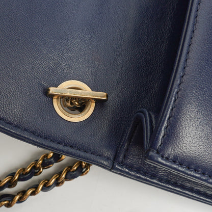 CHANEL Boy Brick Flap Bag aus marineblauem gestepptem Lammleder mit Nieten