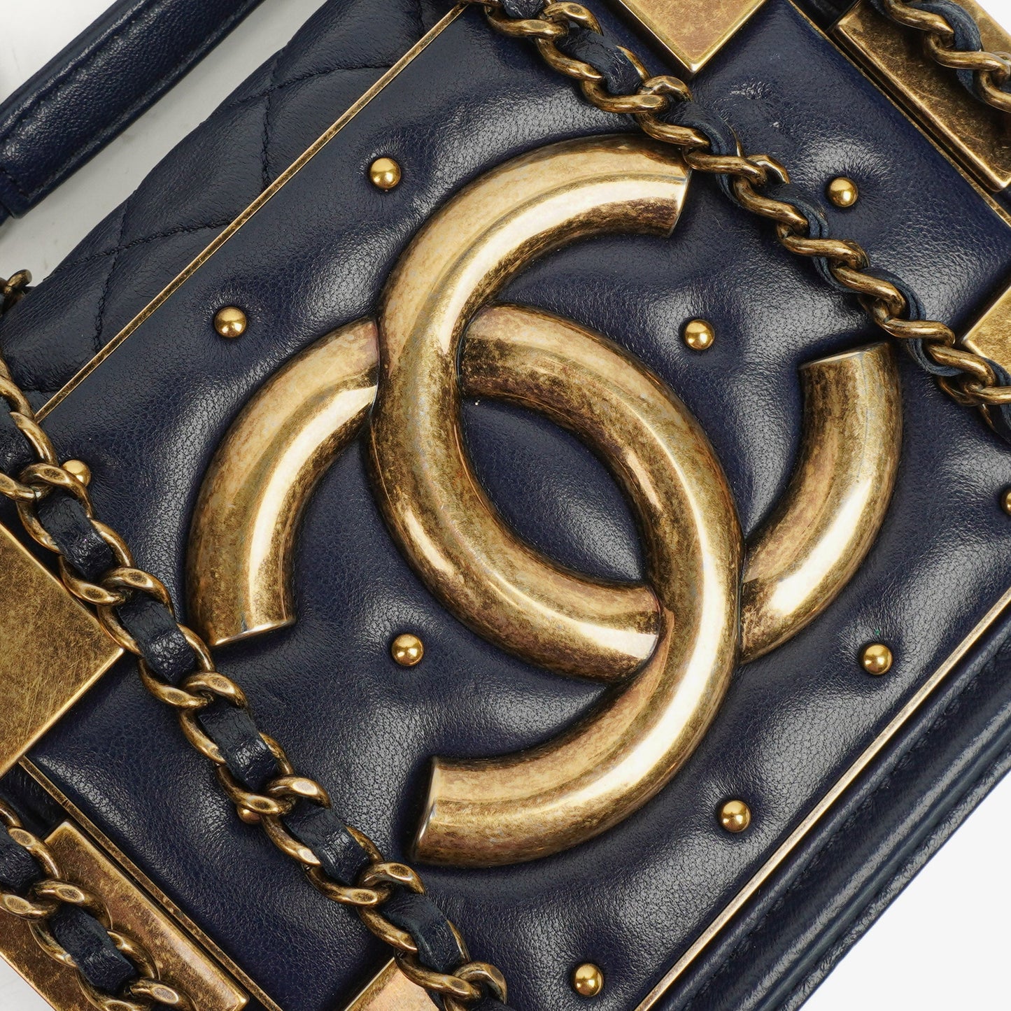 CHANEL Boy Brick Flap Bag aus marineblauem gestepptem Lammleder mit Nieten