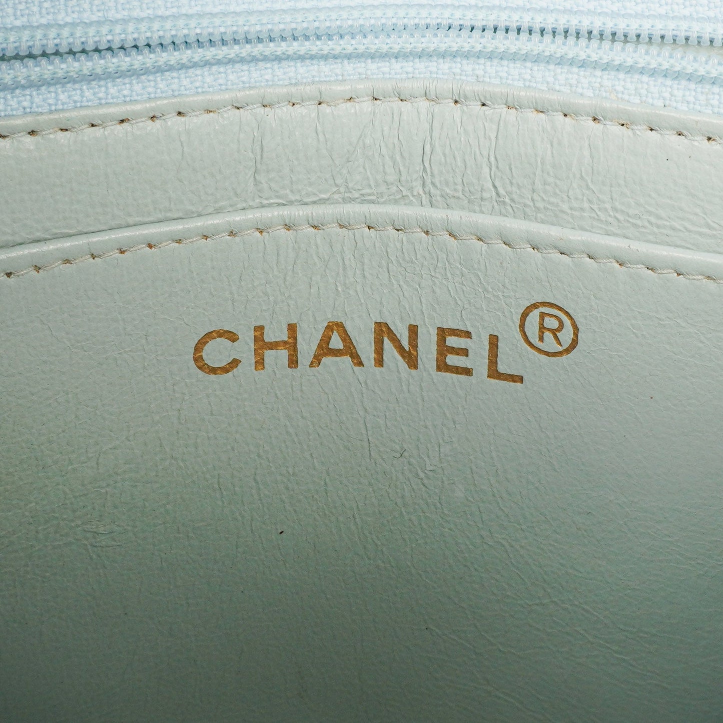 Chanel Vintage Mini Flap Tasche aus hellblauem gestepptem Wildleder