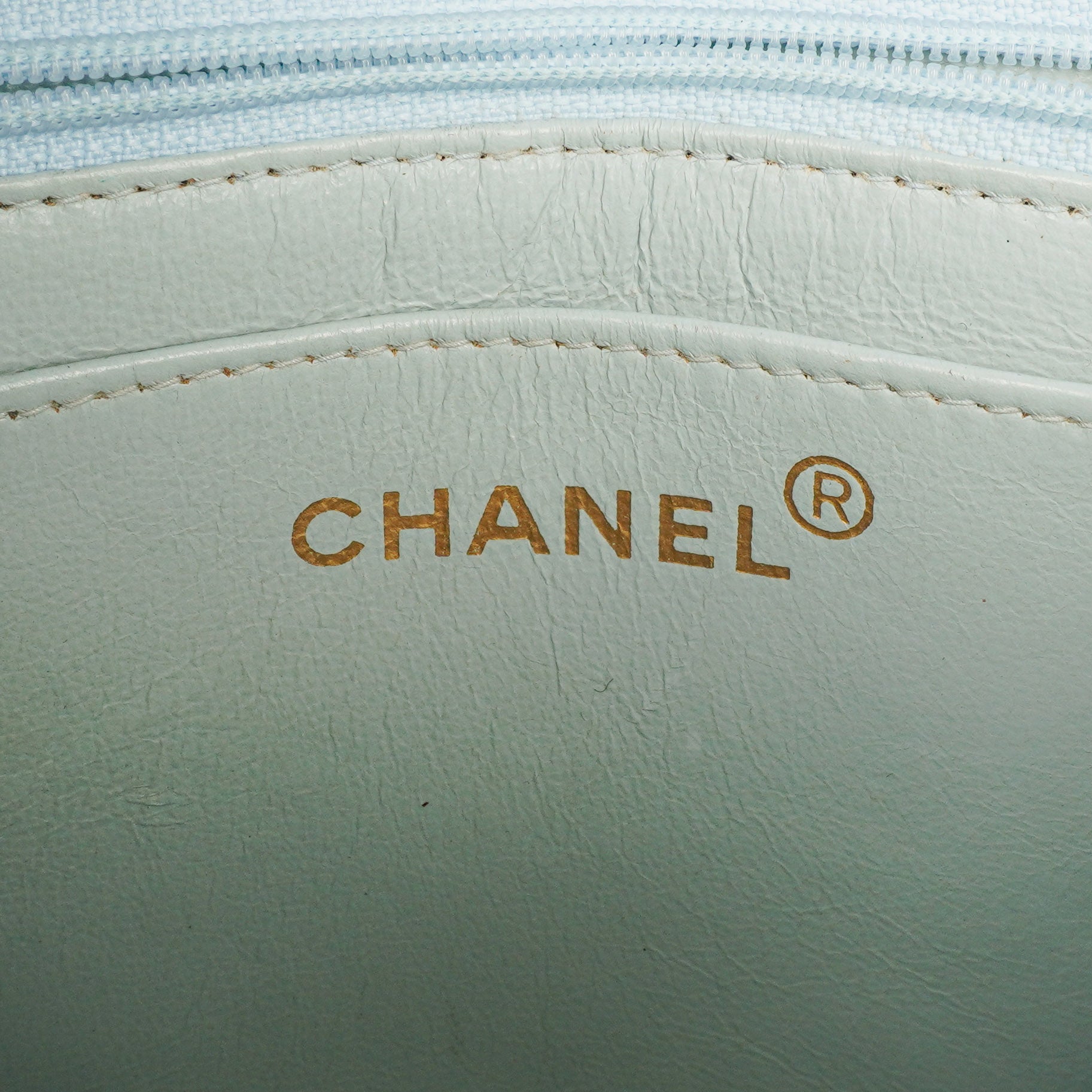 Chanel Vintage Mini Flap Tasche aus hellblauem gestepptem Wildleder