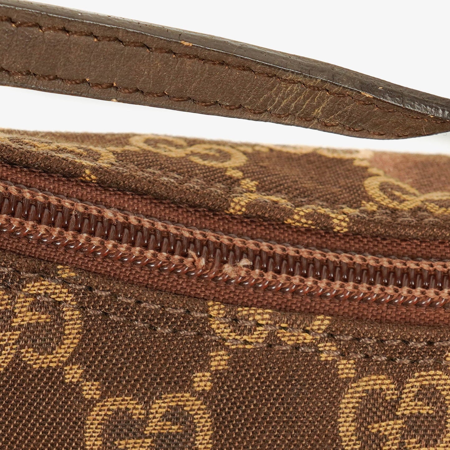 Gucci Pochette aus GG Canvas