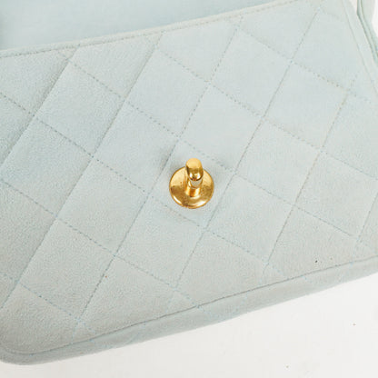 Chanel Vintage Mini Flap Tasche aus hellblauem gestepptem Wildleder