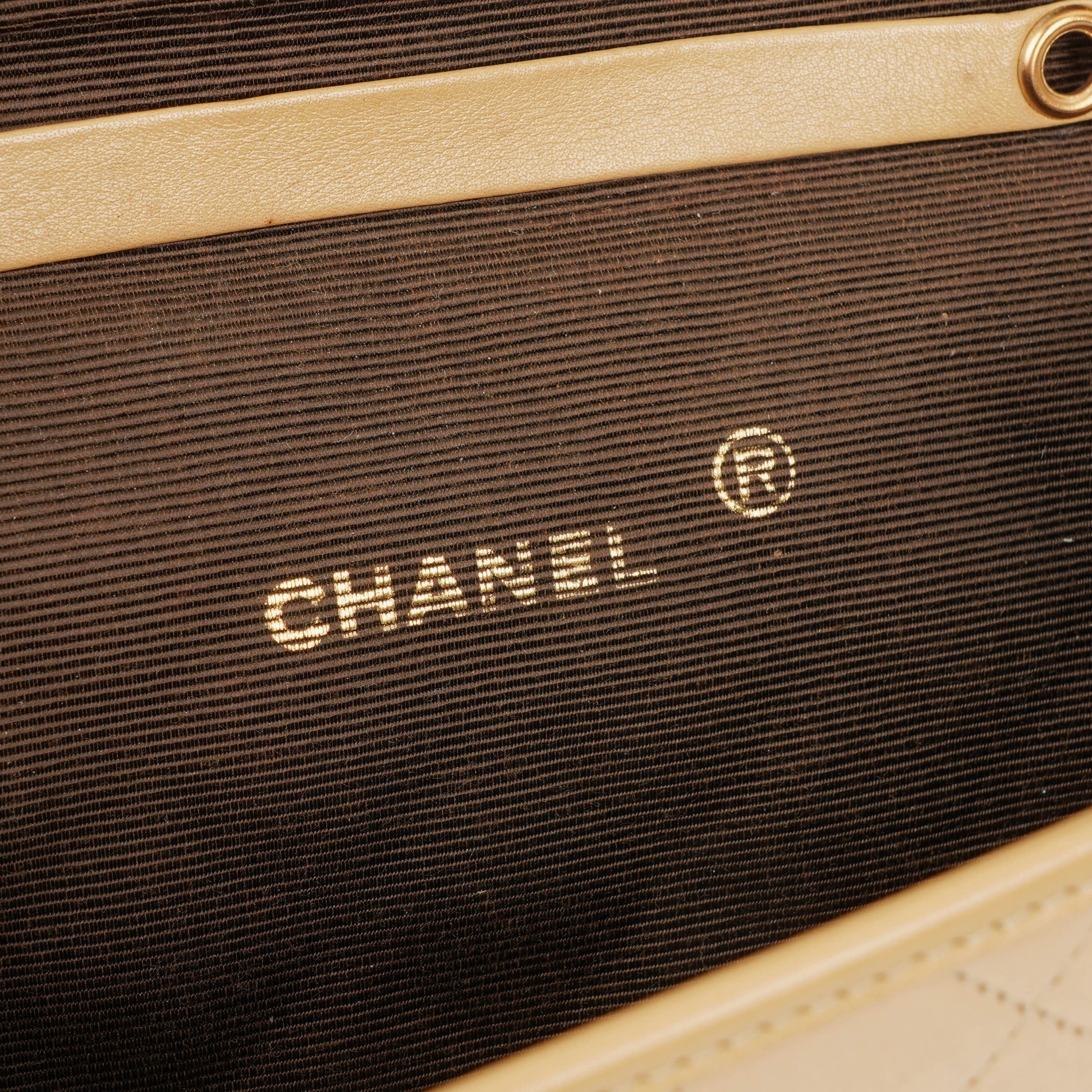 CHANEL Mini Flap Bag aus beigem gestepptem Lammleder mit 24K vergoldeten Beschlägen