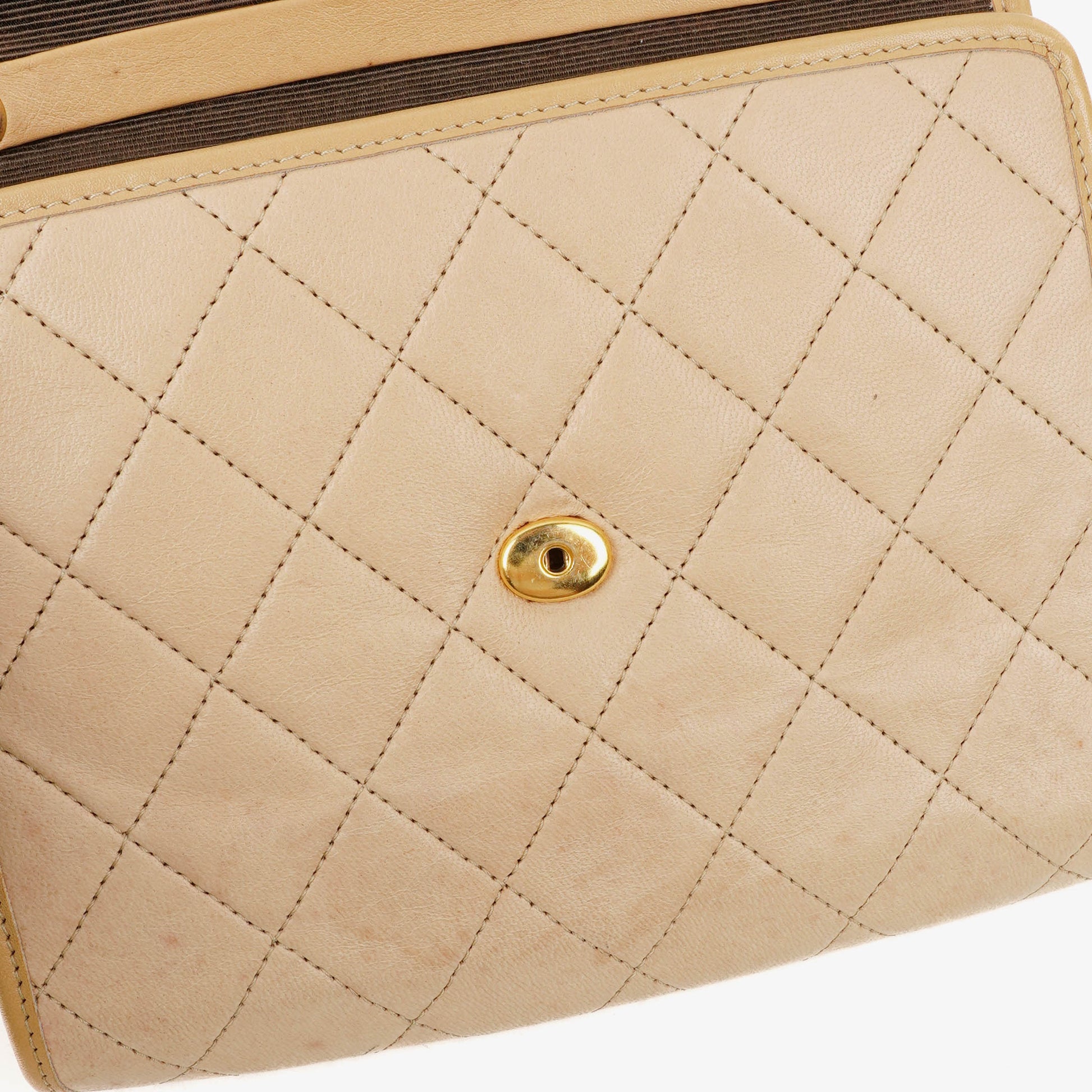 CHANEL Mini Flap Bag aus beigem gestepptem Lammleder mit 24K vergoldeten Beschlägen
