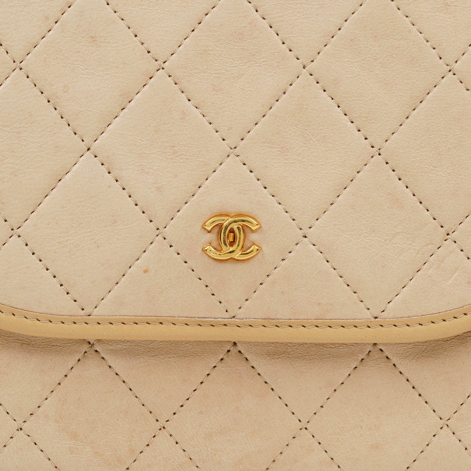 CHANEL Mini Flap Bag aus beigem gestepptem Lammleder mit 24K vergoldeten Beschlägen