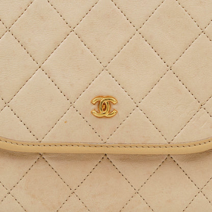CHANEL Mini Flap Bag aus beigem gestepptem Lammleder mit 24K vergoldeten Beschlägen