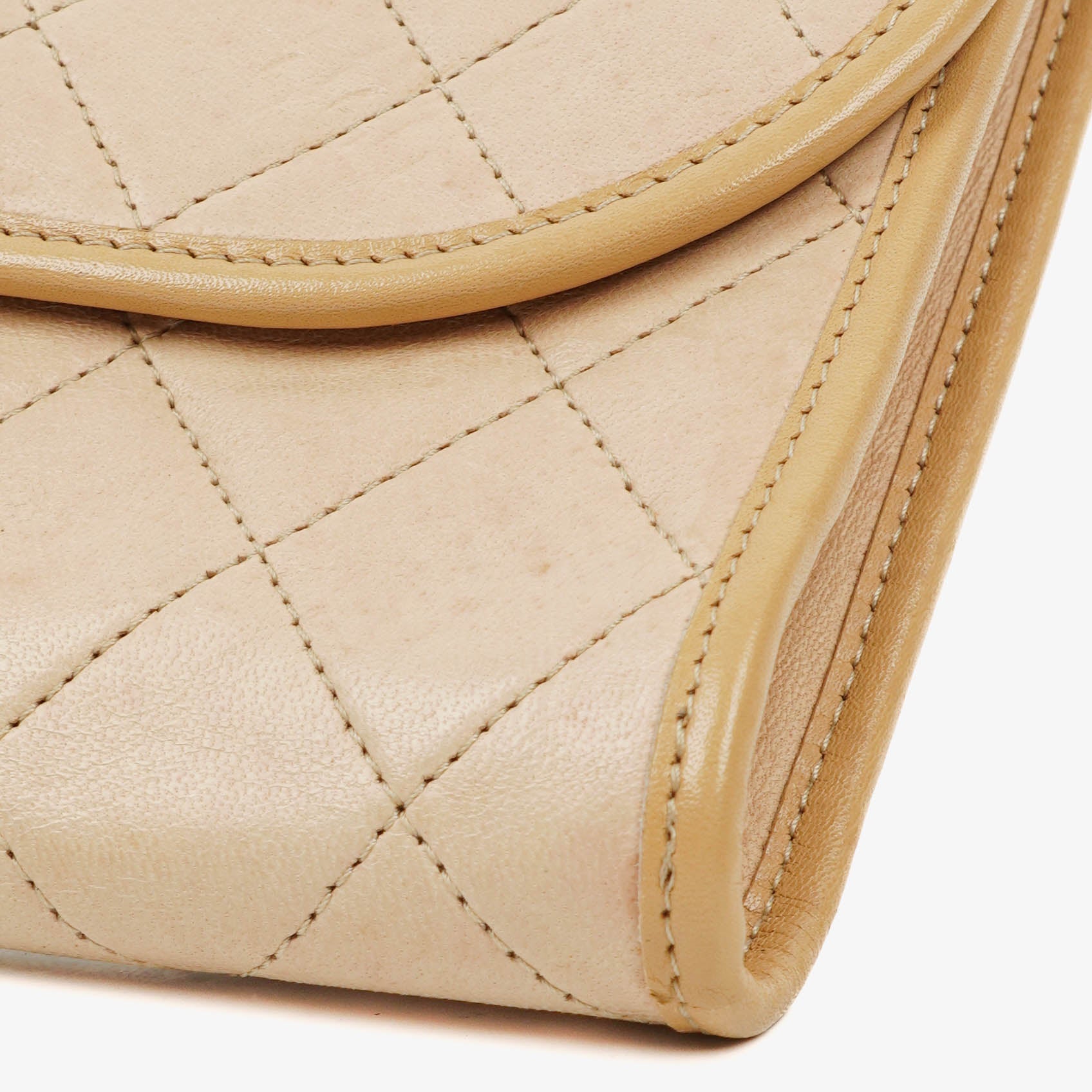 CHANEL Mini Flap Bag aus beigem gestepptem Lammleder mit 24K vergoldeten Beschlägen
