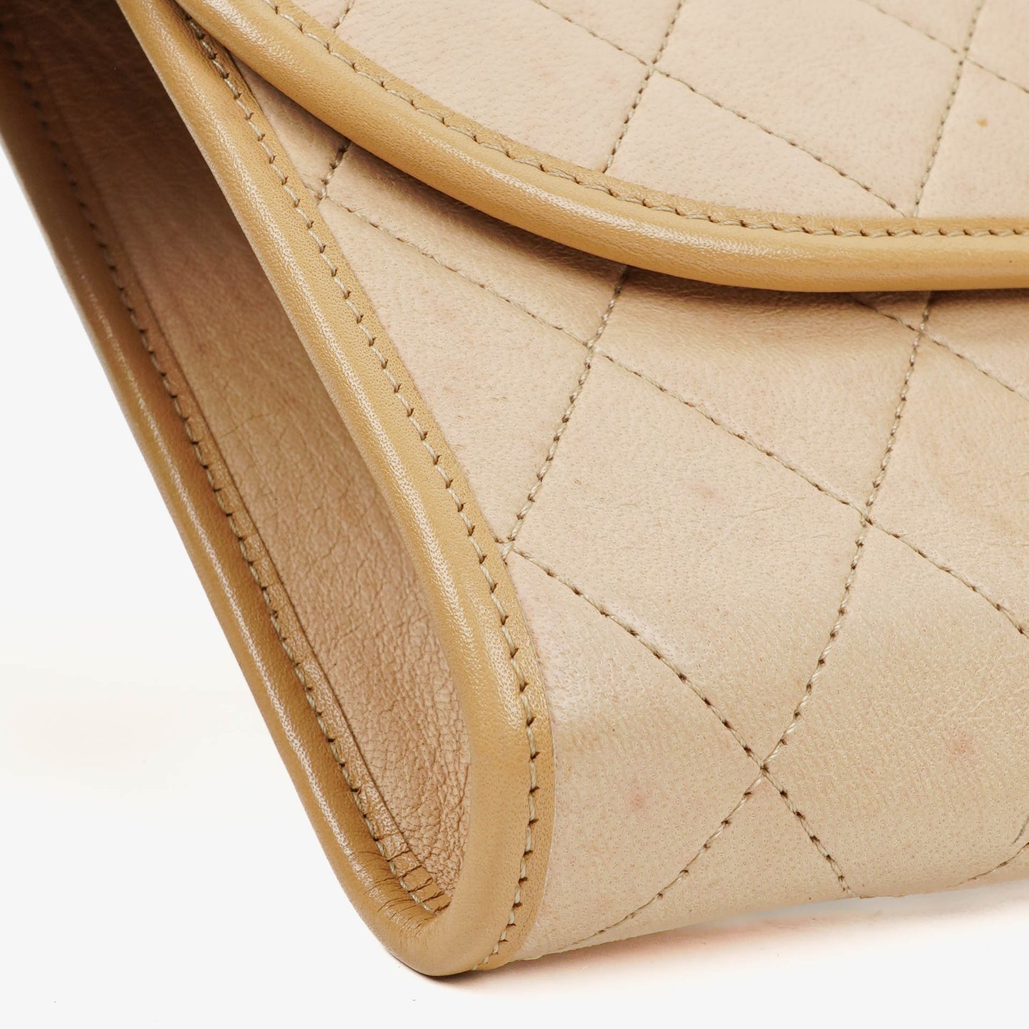 CHANEL Mini Flap Bag aus beigem gestepptem Lammleder mit 24K vergoldeten Beschlägen