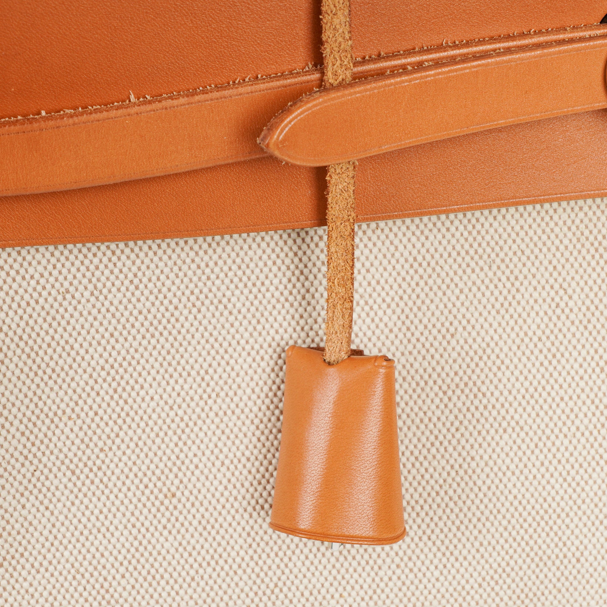 Hermès Herbag MM 2-Way Schultertasche aus Vache Hunter Criss Viking in Ecru Beige Naturel