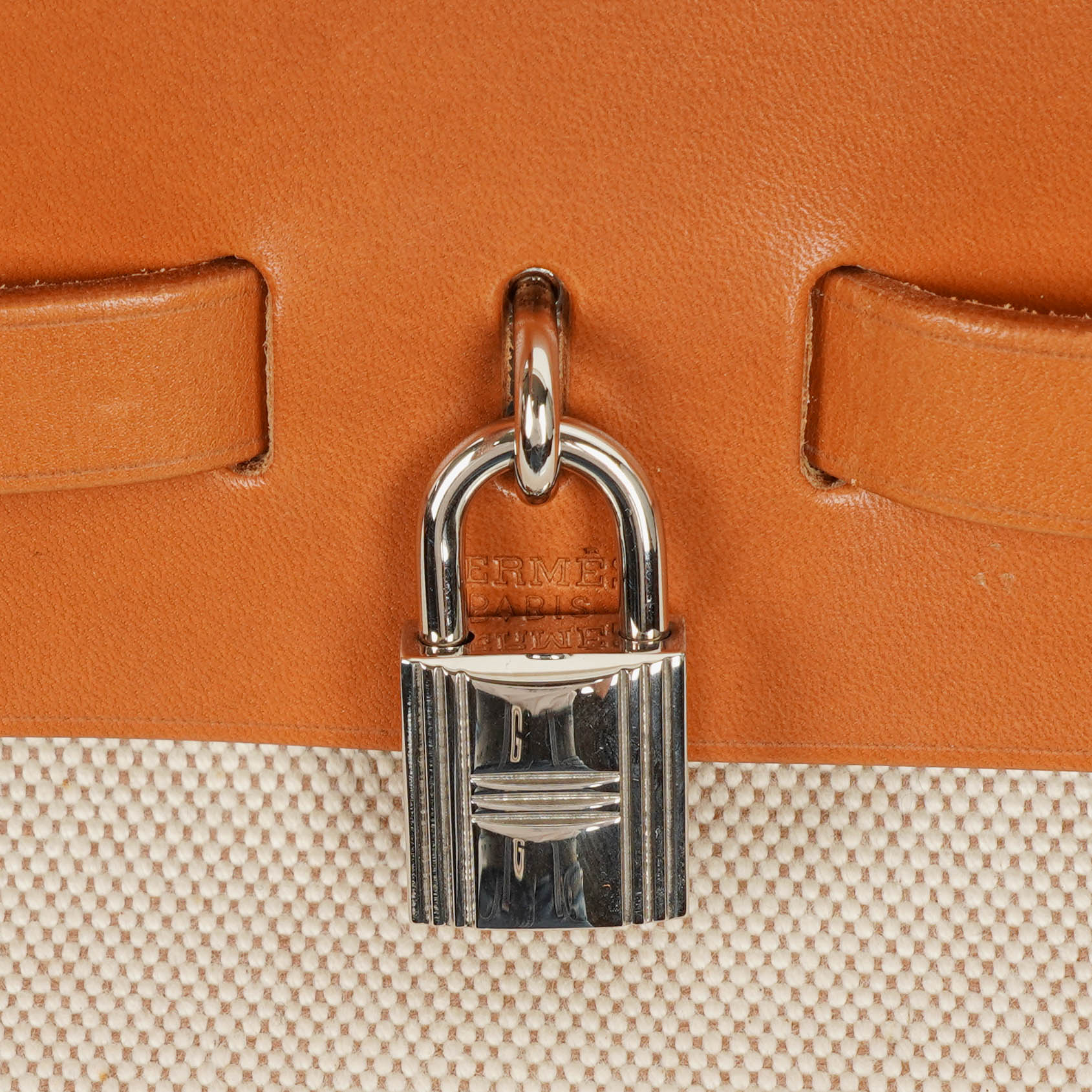 Hermès Herbag MM 2-Way Schultertasche aus Vache Hunter Criss Viking in Ecru Beige Naturel