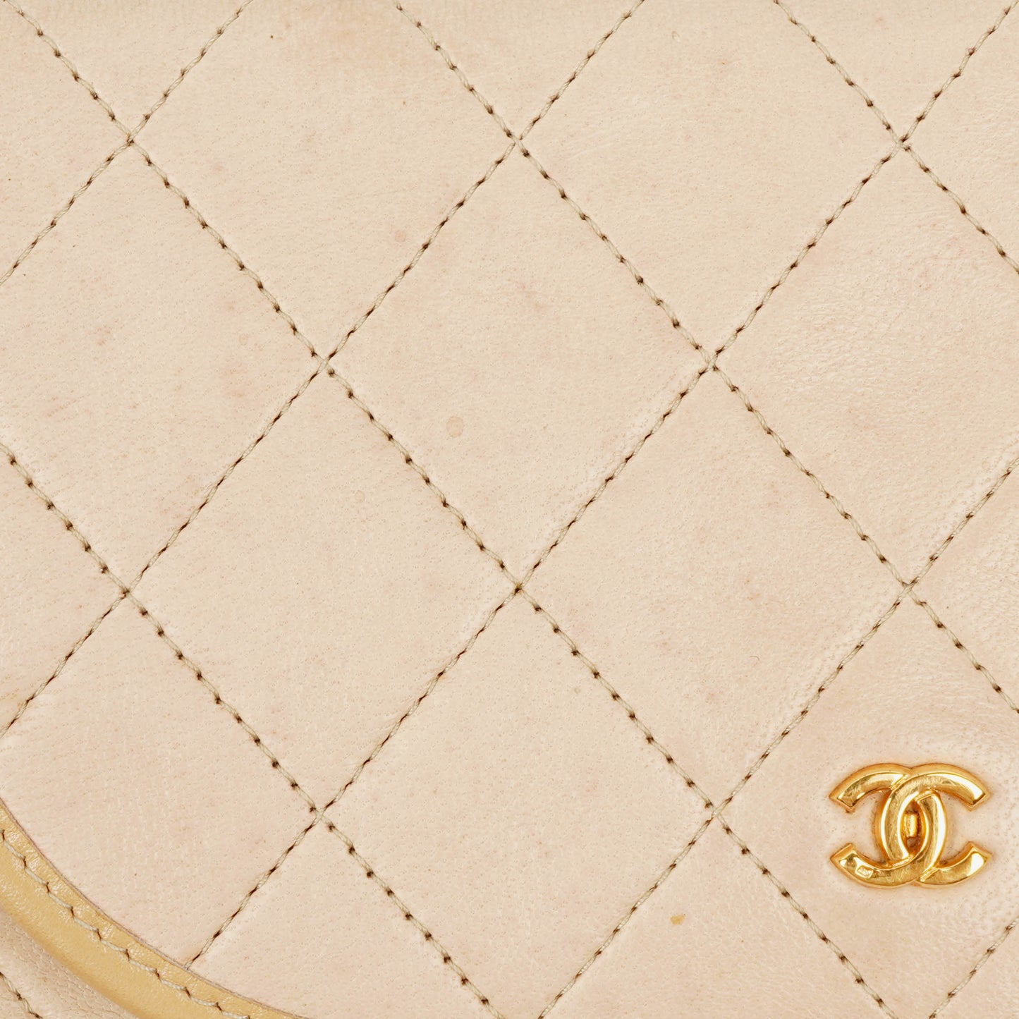 CHANEL Mini Flap Bag aus beigem gestepptem Lammleder mit 24K vergoldeten Beschlägen