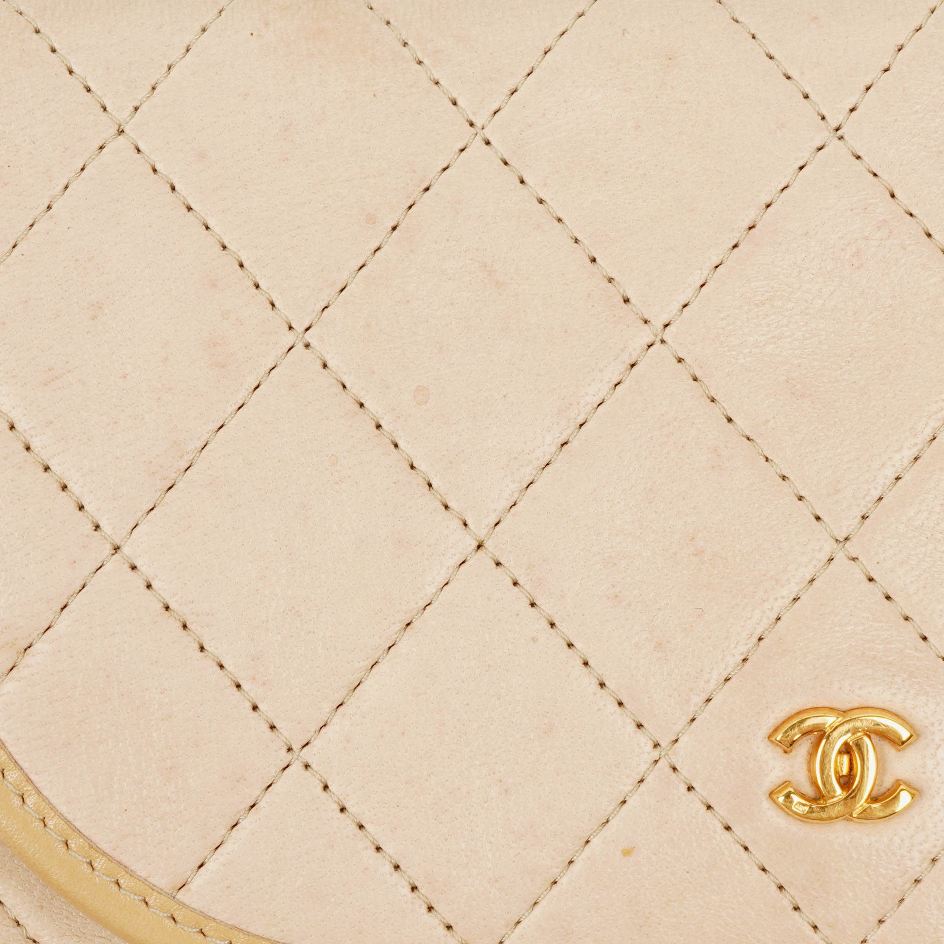 CHANEL Mini Flap Bag aus beigem gestepptem Lammleder mit 24K vergoldeten Beschlägen