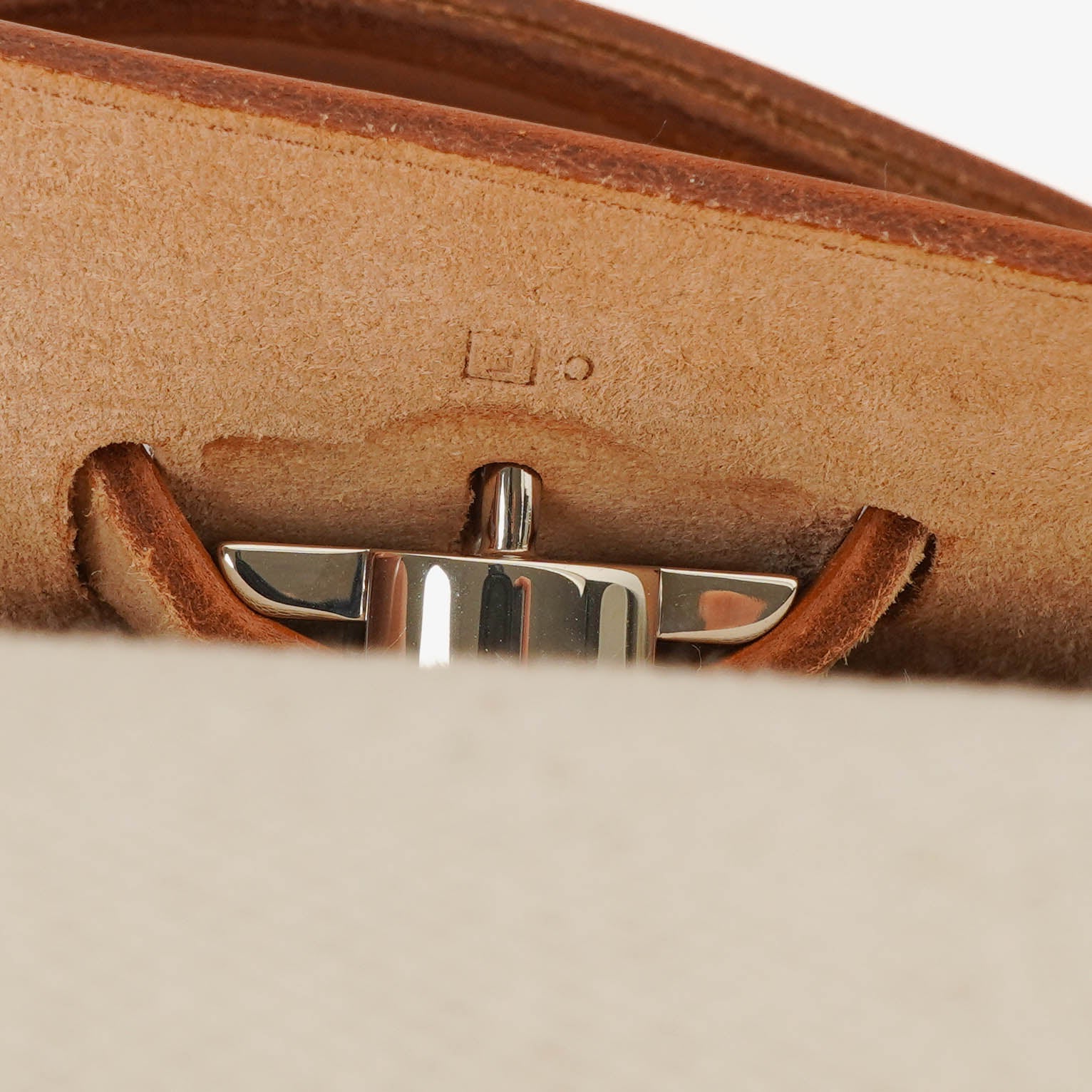 Hermès Herbag MM 2-Way Schultertasche aus Vache Hunter Criss Viking in Ecru Beige Naturel
