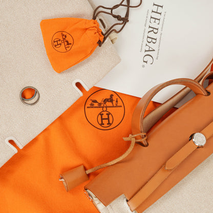 Hermès Herbag MM 2-Way Schultertasche aus Vache Hunter Criss Viking in Ecru Beige Naturel