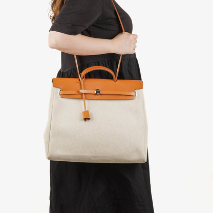 Hermès Herbag MM 2-Way Schultertasche aus Vache Hunter Criss Viking in Ecru Beige Naturel