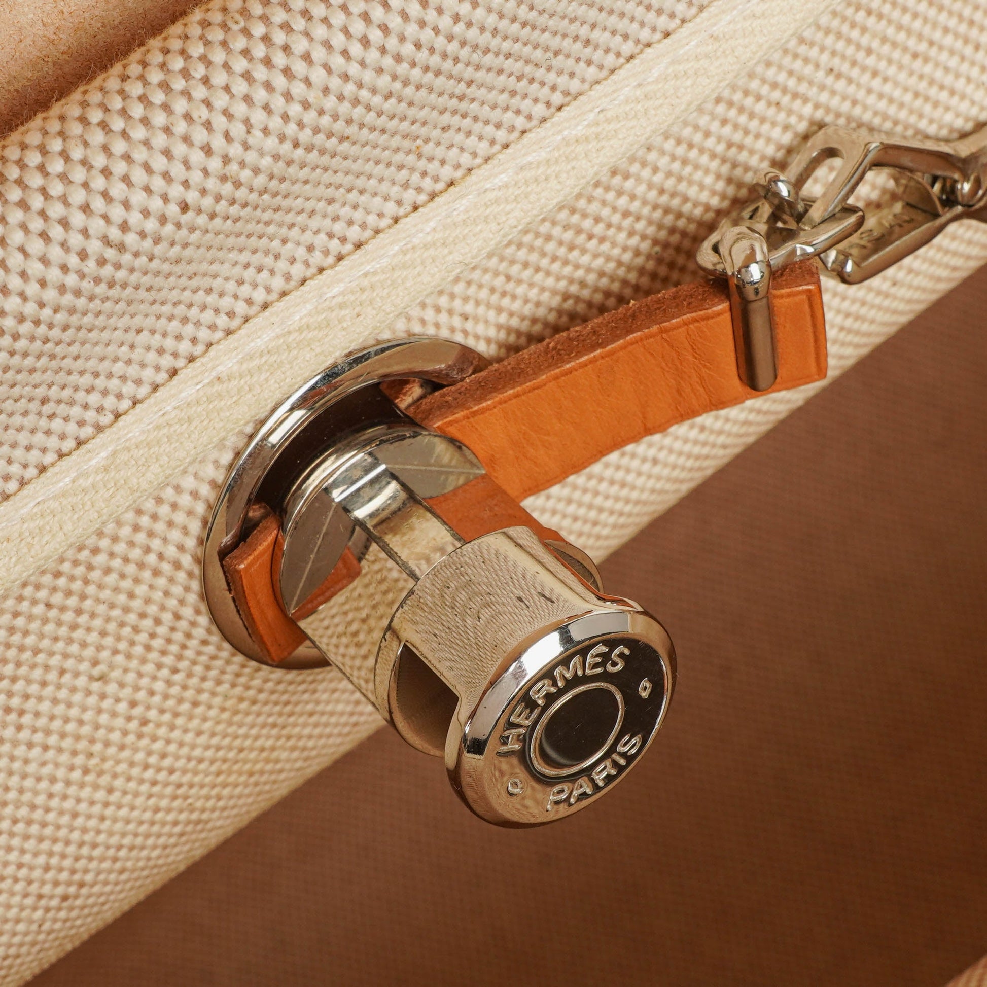 Hermès Herbag MM 2-Way Schultertasche aus Vache Hunter Criss Viking in Ecru Beige Naturel