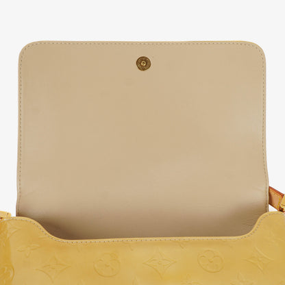 Louis Vuitton Thompson Street Schultertasche aus gelbem Monogram Vernis Leder