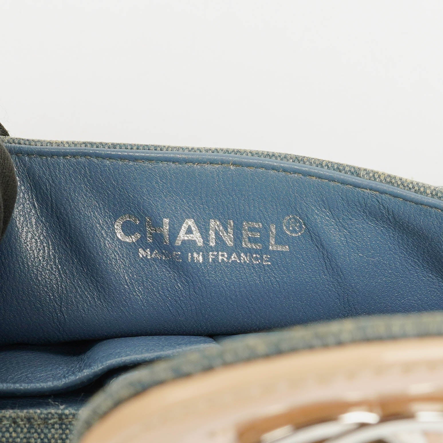 Chanel East West Chocolate Bar Tasche aus blauem Denim