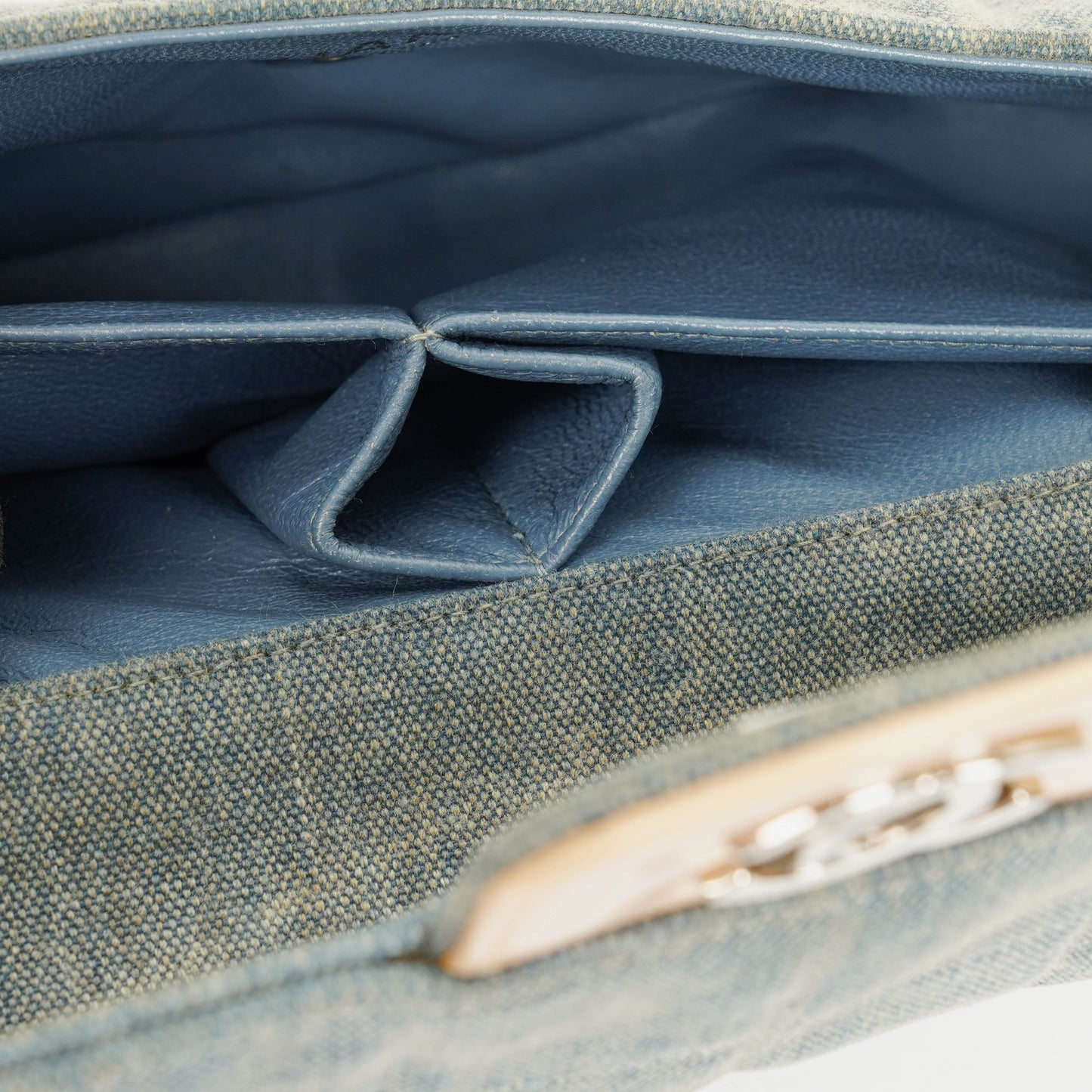 Chanel East West Chocolate Bar Tasche aus blauem Denim