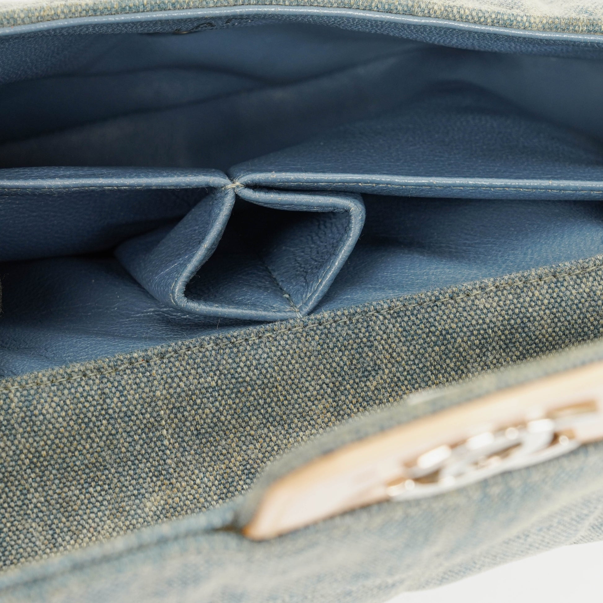 Chanel East West Chocolate Bar Tasche aus blauem Denim