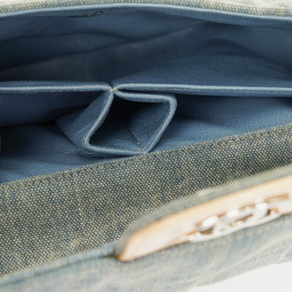 Chanel East West Chocolate Bar Tasche aus blauem Denim