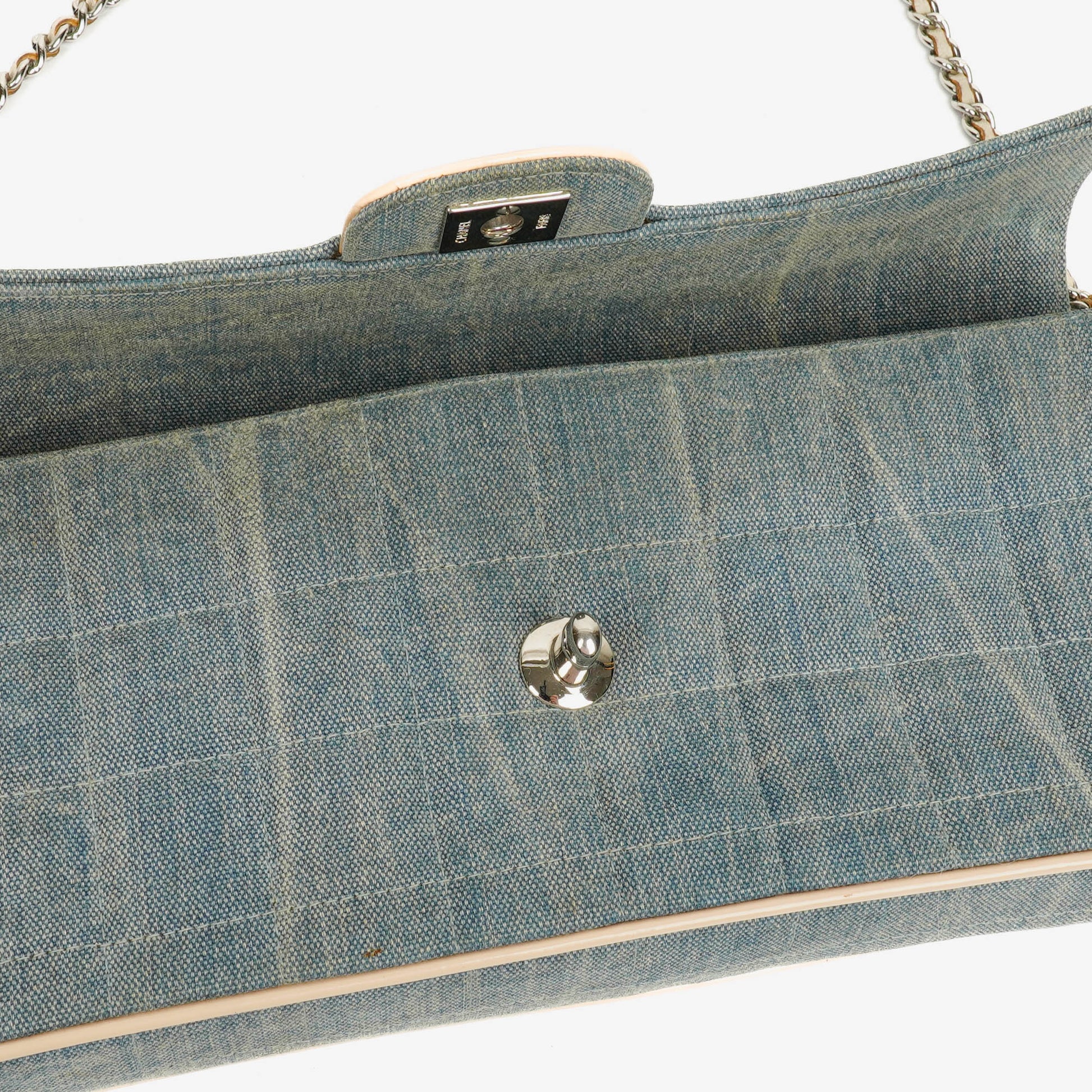 Chanel East West Chocolate Bar Tasche aus blauem Denim
