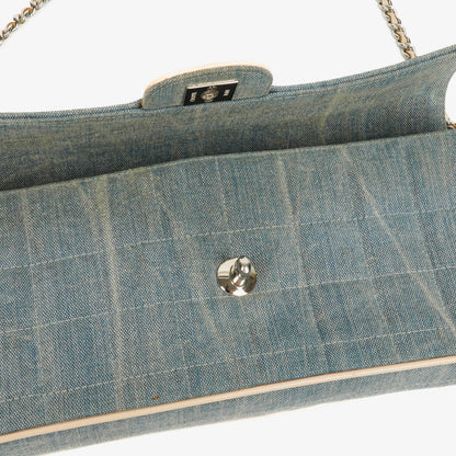 Chanel East West Chocolate Bar Tasche aus blauem Denim