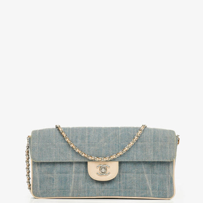 Chanel East West Chocolate Bar Tasche aus blauem Denim