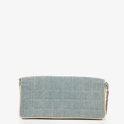 Chanel East West Chocolate Bar Tasche aus blauem Denim