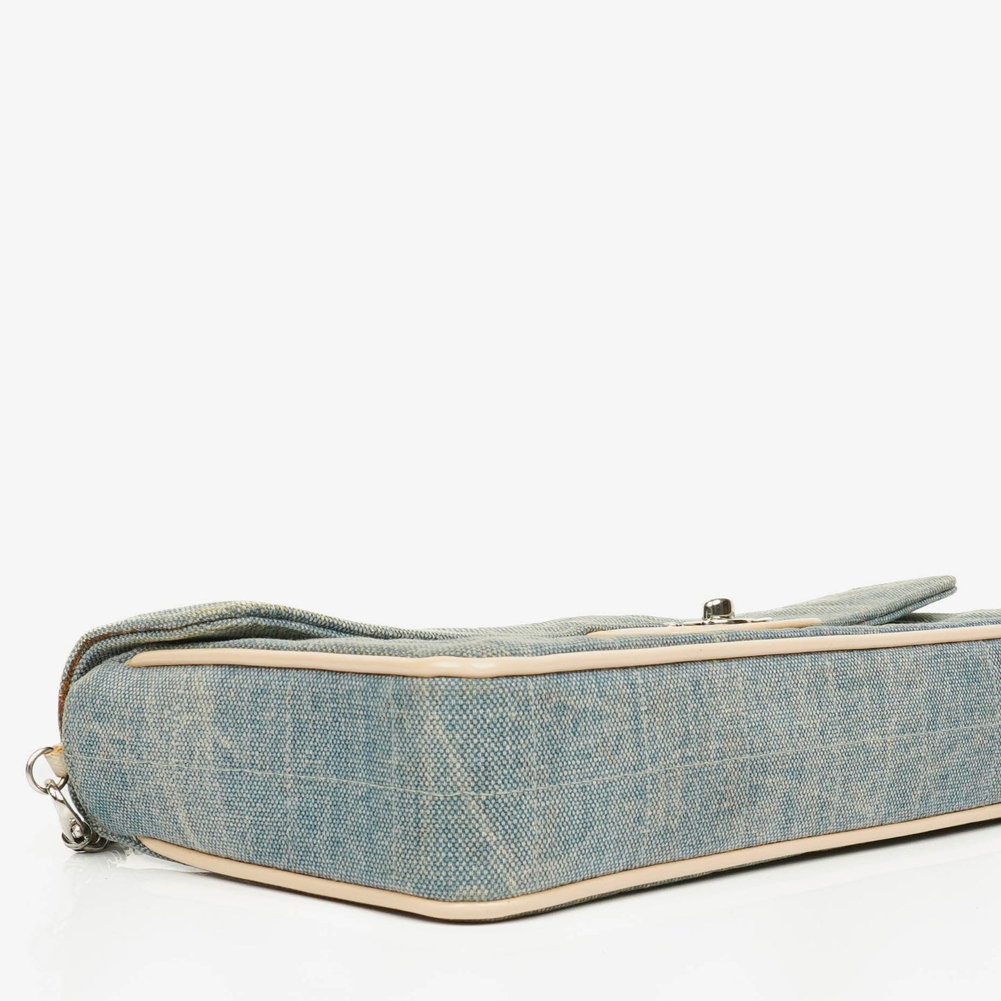 Chanel East West Chocolate Bar Tasche aus blauem Denim