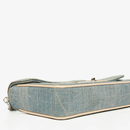 Chanel East West Chocolate Bar Tasche aus blauem Denim
