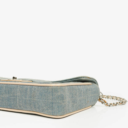 Chanel East West Chocolate Bar Tasche aus blauem Denim